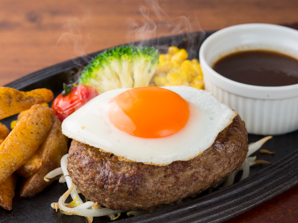 【アルバイト】まかないでハンバーグが出ます！☆ホール／未経験・学生・扶養内・WワークOK／髪色自由／ピアスＯＫ／履歴書不要！