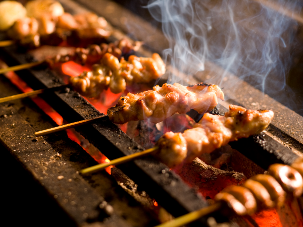 【アルバイト】昼間のバイト☆二子玉川☆午前中からの営業前の仕込み☆空いた時間で気軽に☆焼き鳥店で調理補助（串打ち）・お掃除等／未経験・学生・扶養内・WワークOK／髪色自由・ピアスOK／履歴書不要