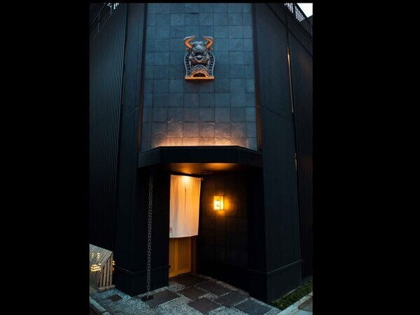 落ち着いだ佇まいの最高の料理を提供します