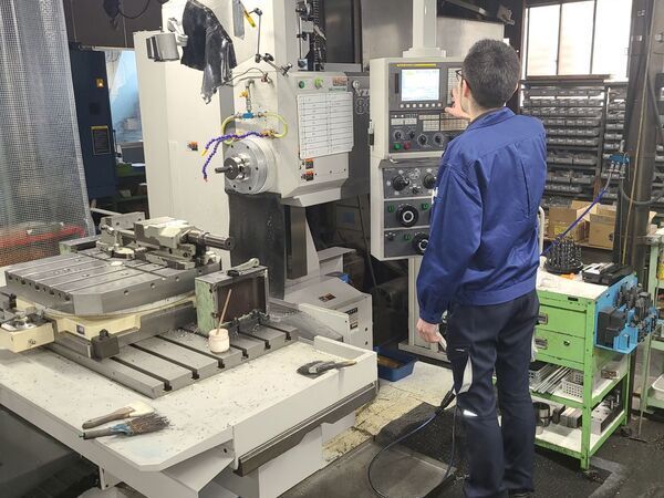 【正社員／金属加工の機械オペレーター】◆業界未経験者歓迎！20代活躍中　◆週休2日制、年間休日110日　◆昇給・賞与あり　◆制服支給、退職金制度、社員旅行など充実の福利厚生