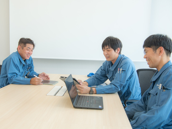 好奇心旺盛で人と話すのが好きな方と、一緒に働きたいですね。