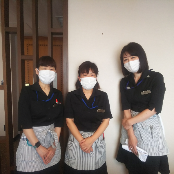 宿泊部ハウスキーピング/村上 京子さん、菅野 円さん、髙田 由美さん
