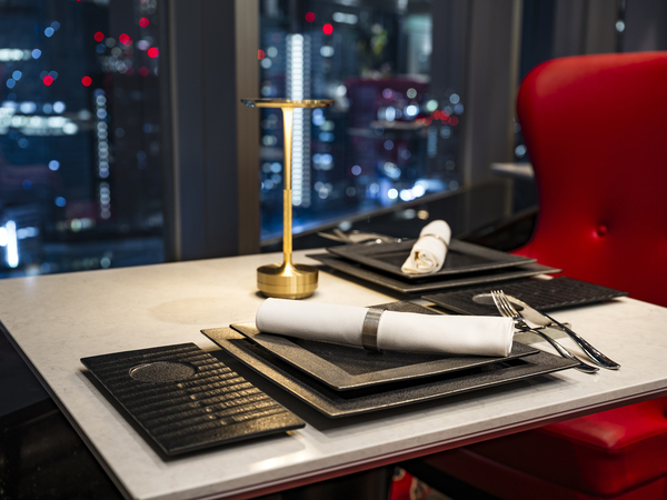 【スカイラウンジ&フレンチレストラン】ホールスタッフ/アテンドスタッフ