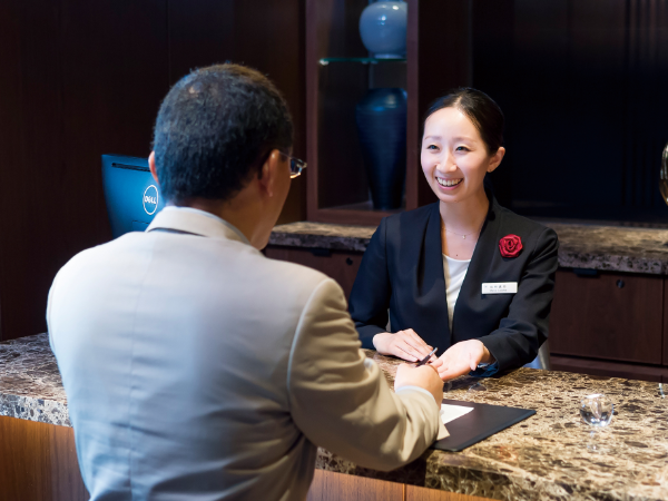 【契約社員】フロント・ロビースタッフ募集