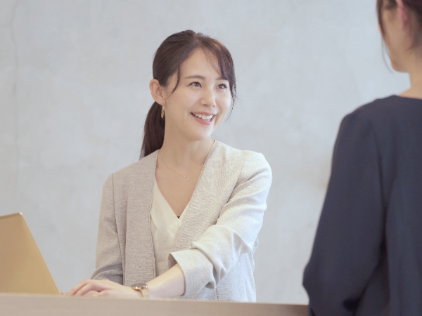 未経験OKのホテルスタッフ◆地域限定正社員 昇給年2回/昇格チャンス年7回あり/中途入社でも充実の研修あり/入社時期相談OK ◆都会の喧騒から離れて非日常をご提供するホテルでのお仕事です