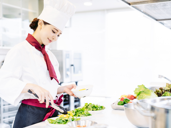 未経験OKのホテル内レストラン調理スタッフ◆地域限定正社員 昇給年2回/昇格チャンス年2回あり/中途入社でも充実の研修あり/入社時期相談OK ◆サガットサーベイ4年連続1位の実績あるグランシェフが在籍、本格的な調理スキルが身につきます