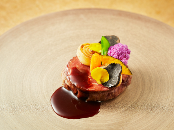 私たちが手がけるのは、特別な日の料理。
一皿一皿に、すべての想いを込めて。