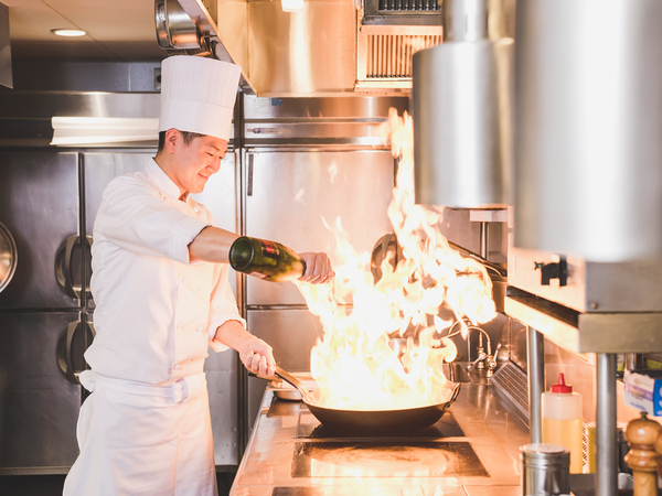 【調理スタッフ│正社員】経験ジャンル不問!経験の浅い方&ブランクある方も歓迎 ◎土日祝は婚礼・平日はパーティーと多彩な経験が積める ◎プライベートと両立をしたい方必見 ◎年間休日120日&有給休暇取得率100% ◎30日間のリフレッシュ休暇 ◎子育て支援&資格取得支援充実 ◎管理職・専門職コースが選択可能