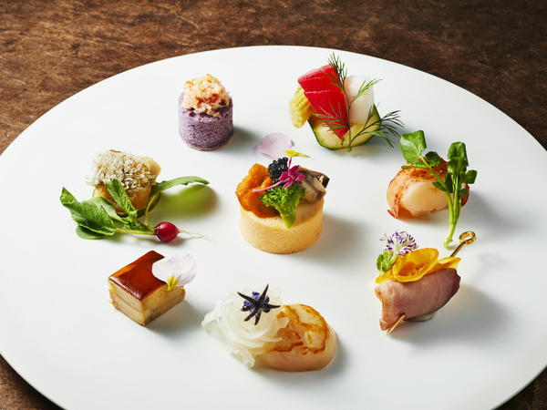 私たちが手がけるのは、特別な日の料理。
一皿一皿に、すべての想いを込めて。