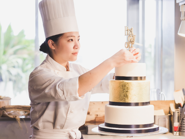 【正社員】 パティシエ／プライベートと両立をしたい、パティシエや調理経験者の方必見！／年間休日120日／有給休暇取得率100％／30日間のリフレッシュ休暇あり／子育て支援制度多数