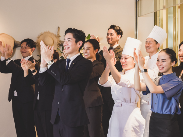 スタッフみんなで協力し、
最高の一日をつくり上げていきます。