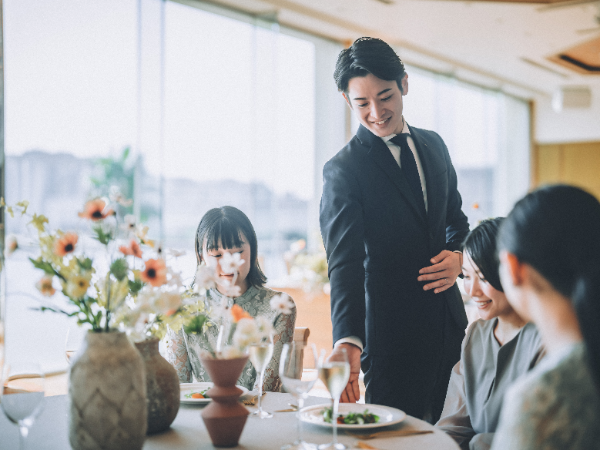 【正社員】レストランサービススタッフ/年間休日120日/有給休暇取得率100%/30日間のリフレッシュ休暇あり/子育て支援制度多数/未経験歓迎/学歴不問