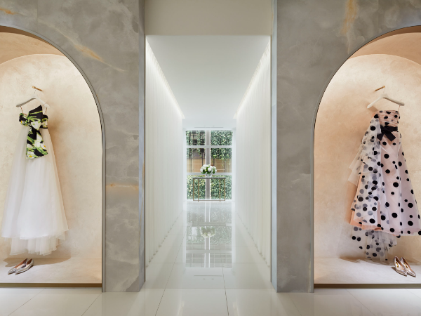 ディテールまでこだわりぬいた
ドレスのラインアップ。