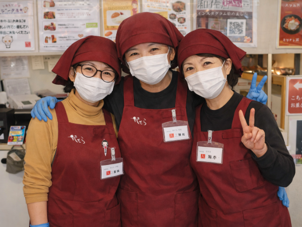常連さんの笑顔がうれしい店
地元で長く働ける職場です