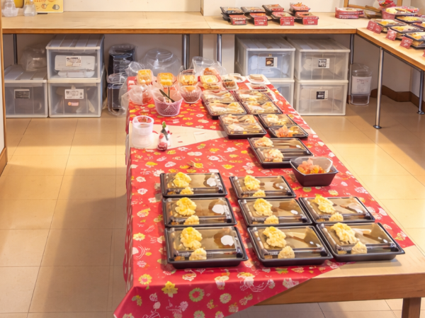 今日もみんなでお弁当づくり！
盛付・調理・販売のお仕事です