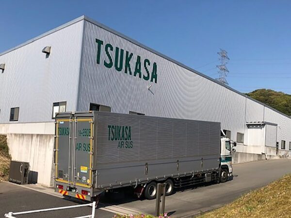 1209山口小月_◎運ぶ”をつなぐ調整のプロフェッショナル◎秒で判断即手配。現場を止めない内勤営業◎未経験から“物流の頭脳”へ。配車の仕事始めませんか◎定年65歳長く働けます◎・週休2日・年間休日120日以上・賞与年2回・手当充実