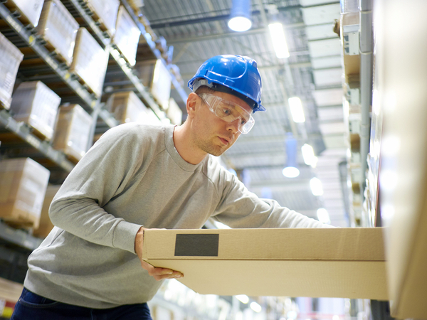 1202広島坂_◎朝から夕方まで。生活リズムが整う昼勤パート◎動きながら働けるから運動不足も解消◎家事・育児と両立できる柔軟シフト。主婦・中高年も活躍中◎・週休2日・年間休日120日以上・賞与年2回・手当充実