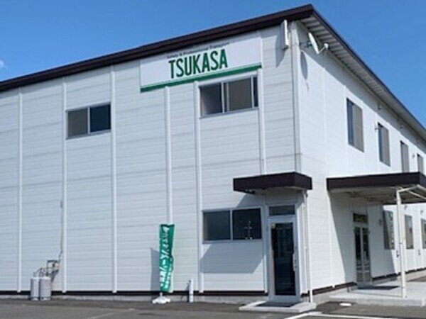 1703苅田_◎ドライバーと荷主の架け橋に。営業所の“調整力”を支える仕事◎電話対応から配車補助まで。電話対応・伝票処理・配車補助。物流の現場を支える“縁の下の力持ち”◎事務だけじゃない現場とつながる。営業所の“司令塔”◎65歳まで正社員で働けます◎・週休2日・年間休日120日以上・賞与年2回・手当充実