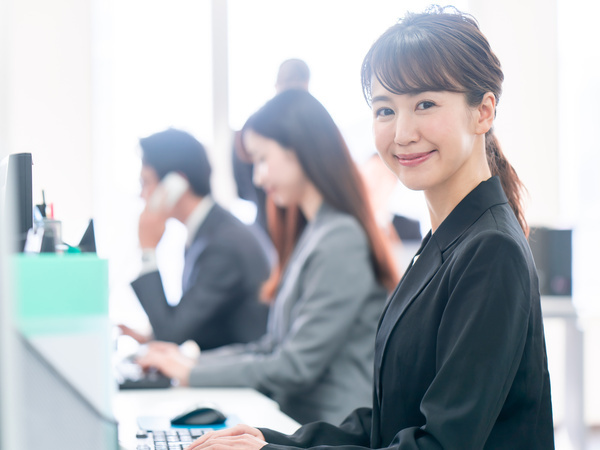 0609札幌_◎ドライバーと荷主の架け橋に。営業所の“調整力”を支える仕事◎電話対応から配車補助まで。電話対応・伝票処理・配車補助。物流の現場を支える“縁の下の力持ち”◎事務だけじゃない現場とつながる。営業所の“司令塔”◎65歳まで正社員で働けます◎賞与年2回・週休2日・手当充実