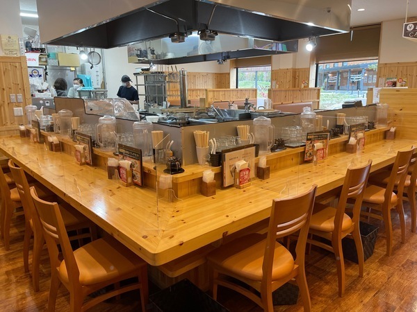 周りを見渡せるカウンター席が多めの店舗♪
新人さんも安心ですよ!