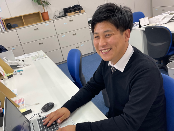 【新卒・第二新卒】歯科医療器材のルート営業(既存顧客との取引が中心)/テレアポ・飛び込みなし/未経験歓迎/直行・直帰OK/転勤なし/営業車持ち帰り可/インセンティブあり/賞与年2回/髪型自由