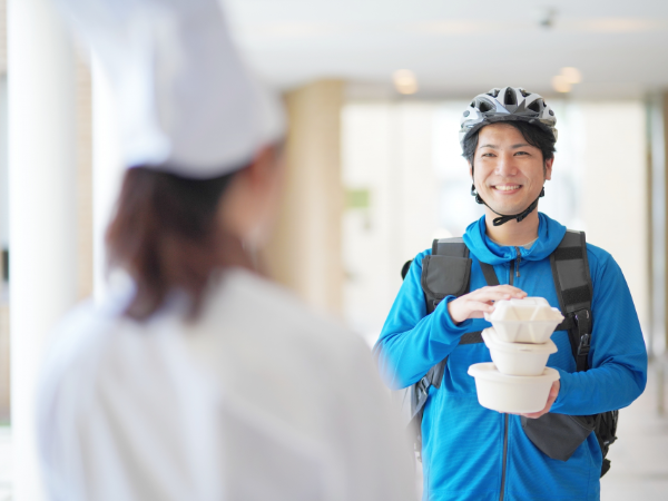 【アルバイト/商品配達スタッフ：シロクマパン本社工場】運転好きな方必見！居酒屋などの系列飲食店に商品をお届け◎普段から車に乗る方なら無理なく働ける！配達先は基本固定なのでルートを覚えてしまえばラクラク♪未経験OK/ブランクOK！Wワークやちょっとしたお小遣い稼ぎにも最適★