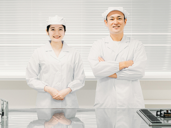 【アルバイト/配達・サンドイッチ製造スタッフ：セントラルキッチン】＜発寒南駅より徒歩5分＞土日祝日勤務できる方歓迎★空いた時間に簡単な盛付けや調理補サポートをお願いします◎お客さまの接客なし！コツコツワークで賢く稼げます！未経験・ブランクのある方も歓迎◎育児や家事と両立している主婦（夫）パートさんも多数在籍で同世代が多いので職場雰囲気も◎