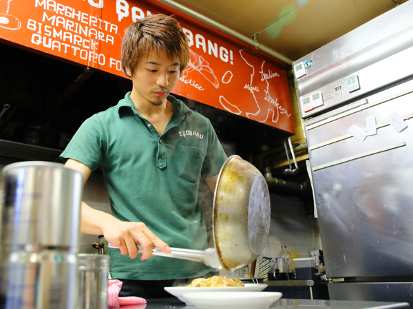 【アルバイト/キッチンスタッフ:アザバルバンバン 北18条店】放課後バイトにピッタリの好立地！講義が終わってすぐ出勤も◎地下鉄駅スグ！接客に自信がないなら裏方バイトがおすすめ♪切る・盛る・準備…カンタンなできることからスタートOK！嬉しいまかない付きで腹ペコ出勤も問題なし！