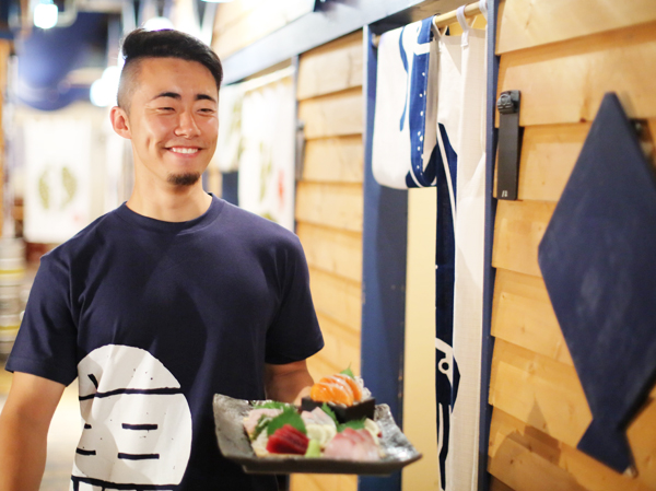 【アルバイト/調理staff:北海道産地直送驚キ海鮮居酒屋 うおっと】料理初心者さんも大丈夫!洗い物・盛付け等の調理補助からゆっくりスタート◎学生スタッフ多数在籍ですぐに仲良くなれますよ♪美味しいまかない付きで学校終わりに直行出勤も問題なし◎週2日~無理なくシフト組みOK★
