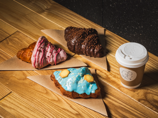 【アルバイト/カフェStaff:シロクマベーカリー＆】＼募集のたびに大人気★／大通の人気水族館「AOAO SAPPORO」内にあるオシャレカフェ！≪お昼～夜シフトで働ける方/夏休みやお盆期間に出勤できる方優遇≫週3日～・1日4ｈ～OK！がっつり週5～6日で働きたいフリーターさんも大歓迎★未経験OK！