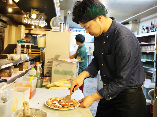 【アルバイト/キッチンスタッフ：エゾバルバンバン フレッシュセンター店】切ったり・盛り付けたり…簡単な補助業務メイン◎だから学生さんも・バイト初心者さんも始めやすい♪飲食店で働きたいけど、接客は不安…そんなあなたは調理がおすすめ◎美味しいまかない付き・新さっぽろ駅直結・毎月昇給のチャンスありの文句なし待遇☆