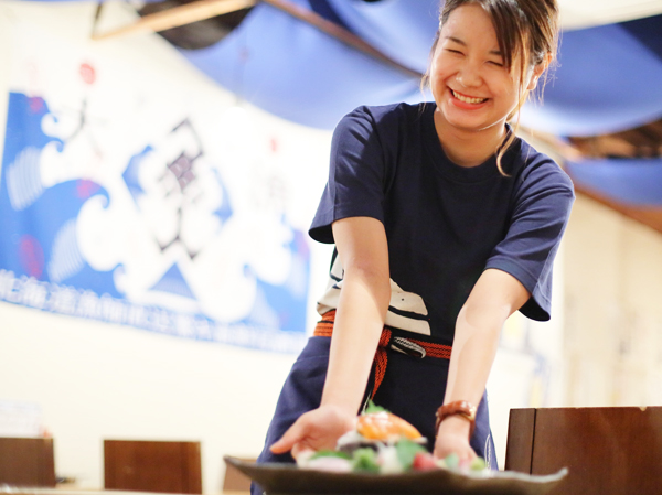 【正社員/接客staff:北海道産地直送驚キ海鮮居酒屋 うおっと】飲食業界未経験の方も歓迎⇒完全人柄採用◎「働きたい」の気持ちを重視!!あなたの笑顔でお店に活気を♪お休みしっかり確保で無理なく勤務可能★女性スタッフも多数活躍中！