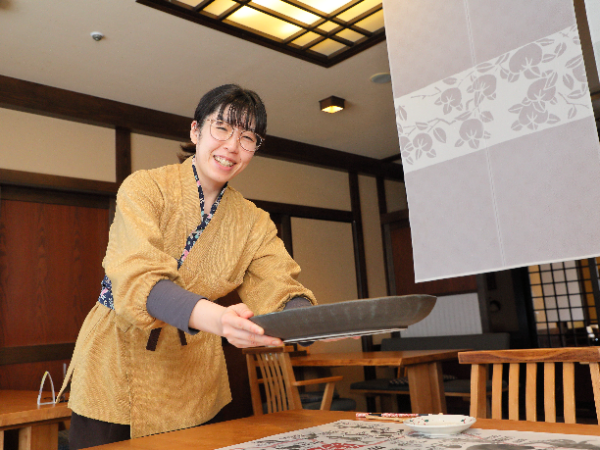 温泉旅館の夕食レストラン接客スタッフ（会話を大切にするおもてなし）