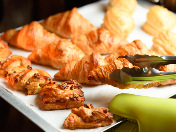 朝食では焼きたてのパンが人気