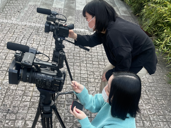 研修ではカンペ作りからカメラ撮影も