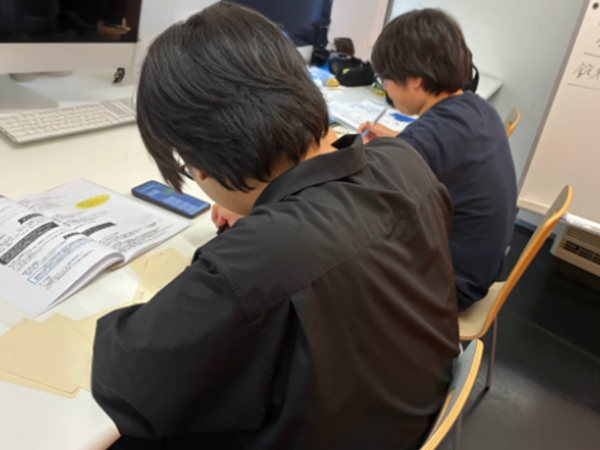 社会人未経験者はビジネスマナー研修から。