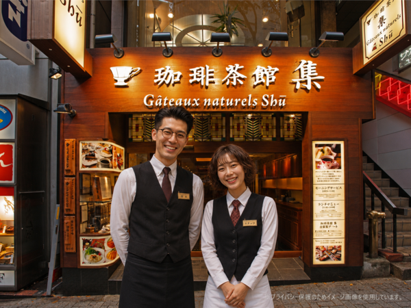 【アルバイト】高級喫茶店のホールスタッフ/六本木駅徒歩1分/12時~18時・18時~ラスト歓迎/社会人経験を活かせます