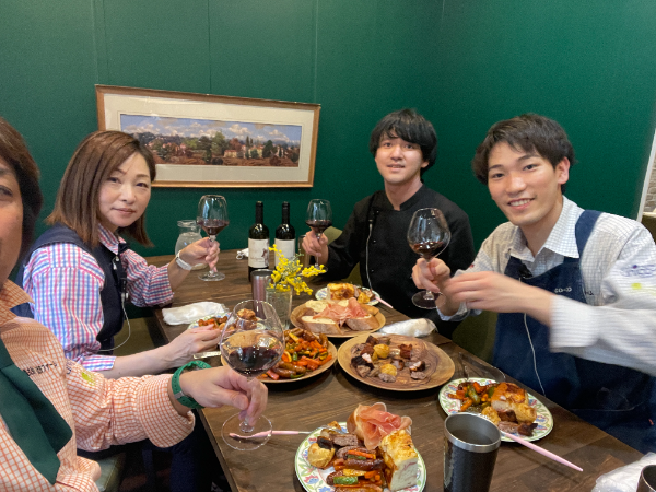 【正社員/イタリアンレストランのレセプショ二スト】イタリア郷土料理とワインのペアリングを提供 ★スキルや経験より人柄を重視 ★駅近 ★年間休日120日 ★5年で給料2倍 ★昇給チャンス年12回 ★ソムリエを目指せる ★スキルアップ補助制度あり ★メディア出演多数のオーナーから学べる ★まかないで料理、ワインの勉強