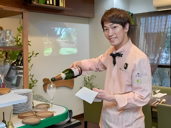 【正社員/イタリアンのホールスタッフ】イタリア郷土料理とワインのペアリングを提供 ★スキルや経験より人柄を重視 ★入社祝い金10万円支給 ★駅近 ★5年で給料2倍★昇給チャンス年12回 ★ソムリエを目指せる ★スキルアップ補助制度あり ★メディア出演多数のオーナーから学べる ★まかないで料理、ワインの勉強