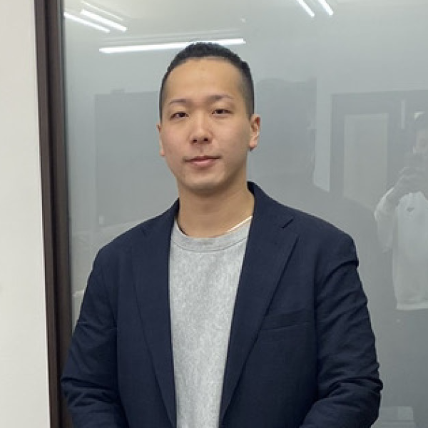 飲食事業の経営戦略部／スーパーバイザー/ニシカワ