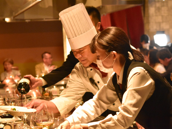 【P/A】近江牛専門レストランのホールスタッフ