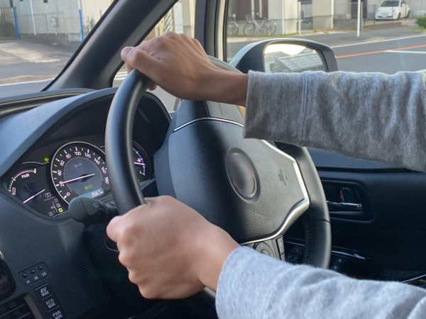 【アルバイト：車両移動スタッフ】応募資格は安全運転ができることだけ♪工場とガソリンスタンドの往復を運転するお仕事⇒力仕事なし・接客ほぼなし！いろんな車種が運転できて楽しい♪若手スタッフ多数活躍！WワークもOK/週1日～◎給与の前払いあり！ガソリン値引きや車用品の割引付き！