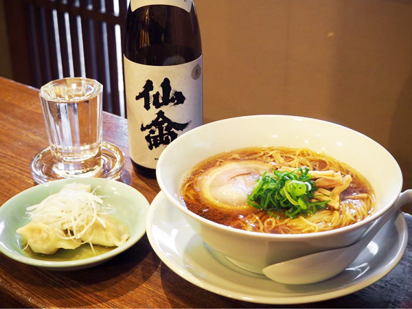 【正社員/調理スタッフ：らぁ麺 月輪】≪飲食店勤務経験者は必見≫札幌駅高架下にある隠れ人気ラーメン店★正社員月8回休み！年間休日100日以上！平日、週末に関わらず終電には必ず帰れる！