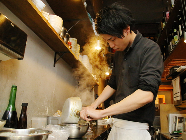 【正社員/店舗スタッフ：鶏・焼酎 るこっく】鶏料理の良い香りが食欲をそそる！将来お店を持ちたい方勉強になります◎無料まかない付き！うれしい年休120日以上！1日の勤務時間も短くプライベートも充実◎