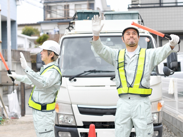 【アルバイト/工事の交通誘導警備員】＼前払い制度あり★／ 時給1300円！週3日～気軽に働ける★［入社祝い金3万円］しっかり稼げる◎車通勤OK＆送迎も可能★プライベートでも利用できる月2万円～のカーリース制度や、ガソリン値引きあり◎