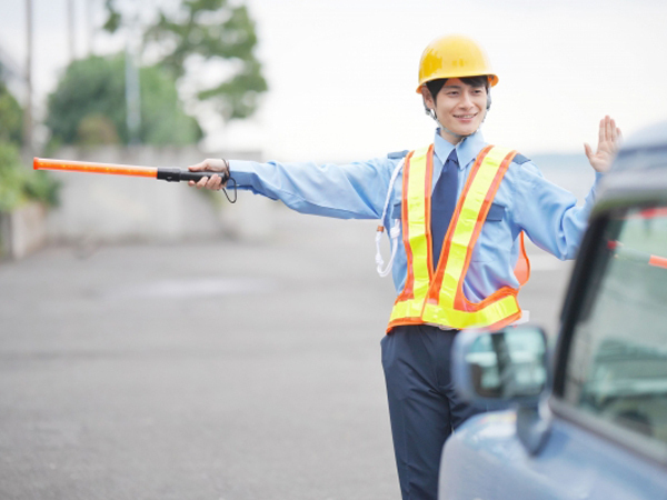 【アルバイト/新幹線トンネル工事の交通誘導警備員】≪嬉しい前払いOK！> 時給1300円！週3日～気軽に働ける★大手建設会社と取引実績多数の安定企業！［入社祝い金3万円］しっかり稼げる◎車通勤OK＆送迎も可能★プライベートでも利用できる月2万円～のカーリース制度や、ガソリン値引きあり◎
