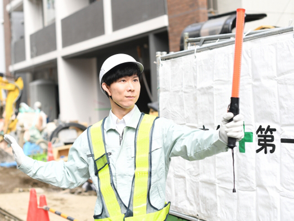 【アルバイト/交通誘導警備員：アイックス管理株式会社】稼げる！≪前払い制度有り★≫≪入社祝い金3万円あり≫★時給1300円～/週3日～OK！カーリースやガソリン支給などの嬉しい福利厚生あり◎大手建設会社と取引実績多数の安定企業★