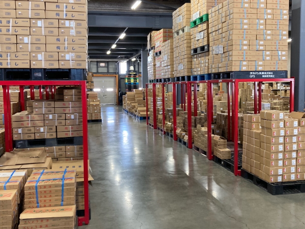 出社は1月中旬から◎パートアルバイト◎食品倉庫内作業スタッフ◎食品倉庫内での品出しおよび検品作業（指示書あり）◎ 未経験スタートの方も大歓迎◎コツコツとできるお仕事です◎週3日以上