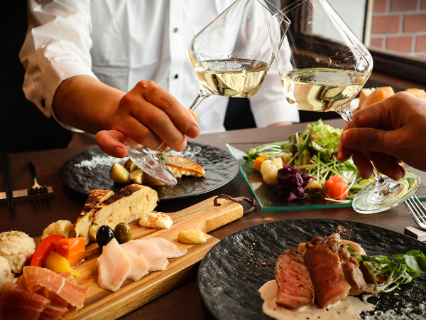 タパスを摘まみながら
ナチュラルワインを楽しむ！