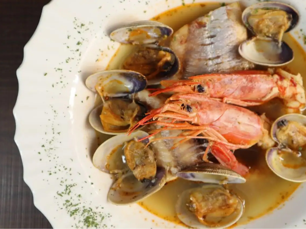 その日入荷の新鮮な魚介を使用した
当店の名物『海の幸のブイヤベース』。